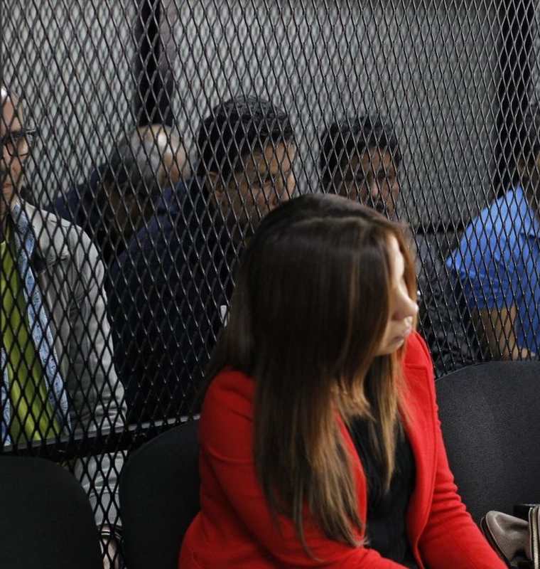 Capturados escuchan los motivos de su detención en el juzgado. (Foto Prensa Libre: Paulo Raquec)