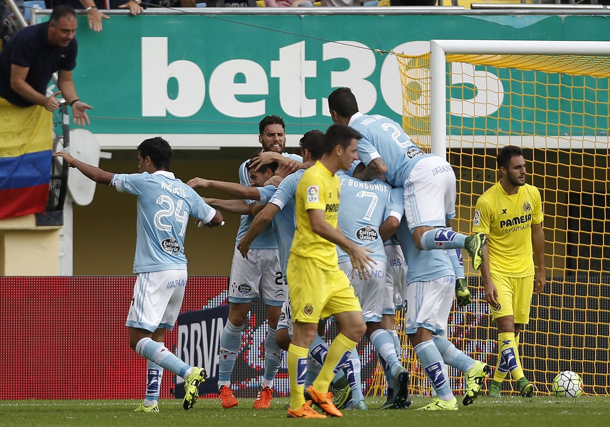 Nolito festeja con sus compañeros el segundo gol del Celta contra el Villarreal. (Foto Prensa Libre: AFP).