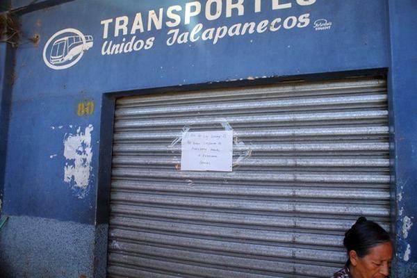 Oficina donde venden los boletos permanece cerrada por la suspensión del servicio de buses, en Jalapa. (Foto Prensa Libre: Hugo Oliva)