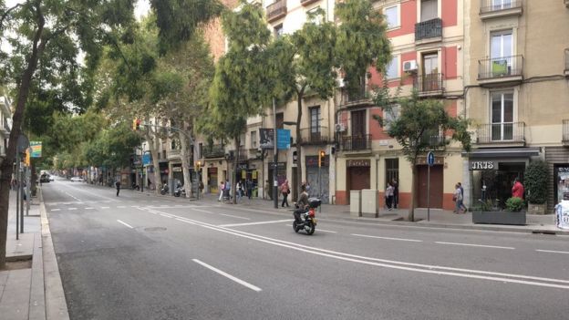 Las calles de Barcelona este martes no cuentan con su actividad habitual. ENRIC BOTELLA/BBC MUNDO