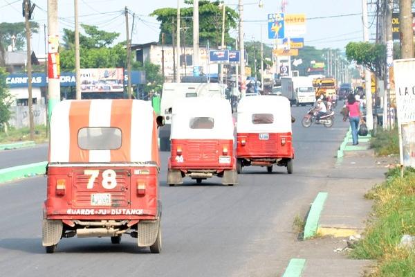 Mototaxis que circulan en Tiquisate, Escuintla, incrementan el precio del pasaje durante asuetos.