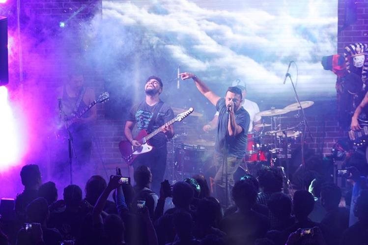 Viernes Verde durante un concierto junto al fan Hugo Flores. (Foto Prensa Libre: Keneth Cruz)