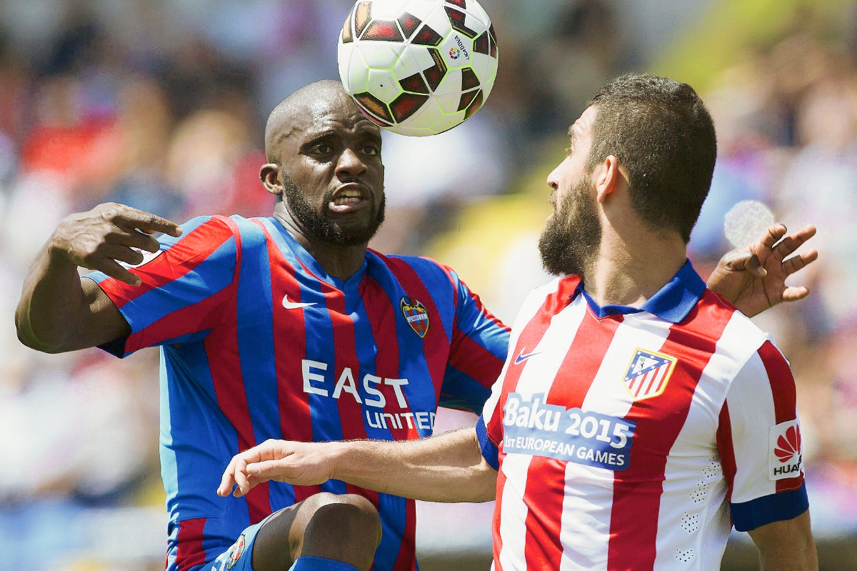 El juego estuvo muy peleado de principio a fin y ambos equipos se repartieron puntos. (Foto Prensa Libre: EFE)