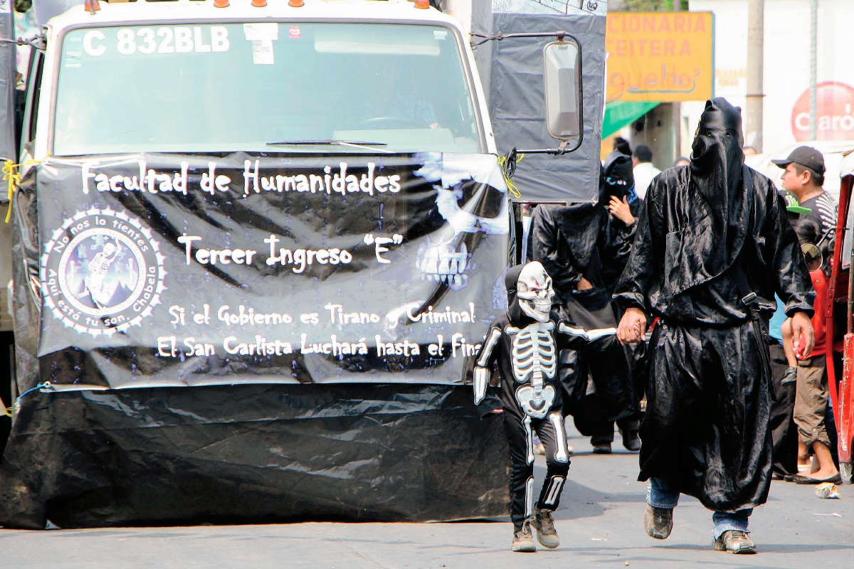 Desfile recorrió varias calles de la ciudad de Retalhuleu. (Foto Prensa Libre: Rolando Miranda)