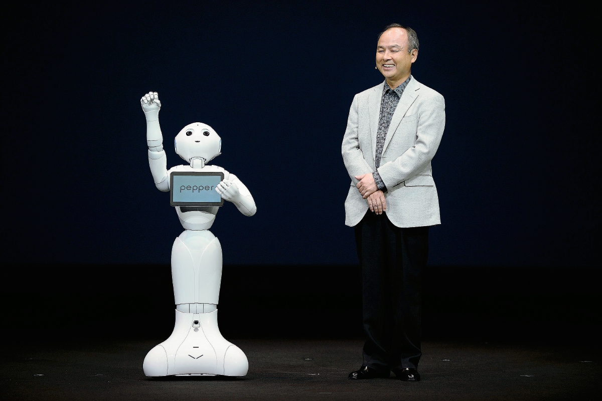 Pepper es el primer androide capaz de reconocer e interpretar la voz, gestos y lenguaje corporal del ser humano. (Foto Prensa Libre: EFE)