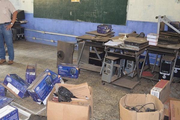 Aula de donde fue robado el equipo en la escuela Soledad Ayáu, en Retalhuleu. (Foto Prensa Libre: Jorge Tizol)