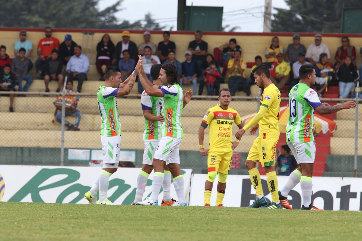 Agustín Herrera festeja con sus compañeros de equipo el segundo gol. (Foto Prensa Libre: Raúl Juárez)