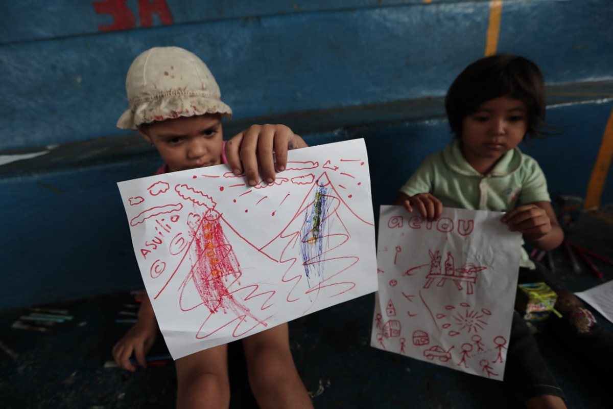 Niños muestran dibujos de la tragedia en el Volcán de Fuego. (Foto Prensa Libre: Hemeroteca)