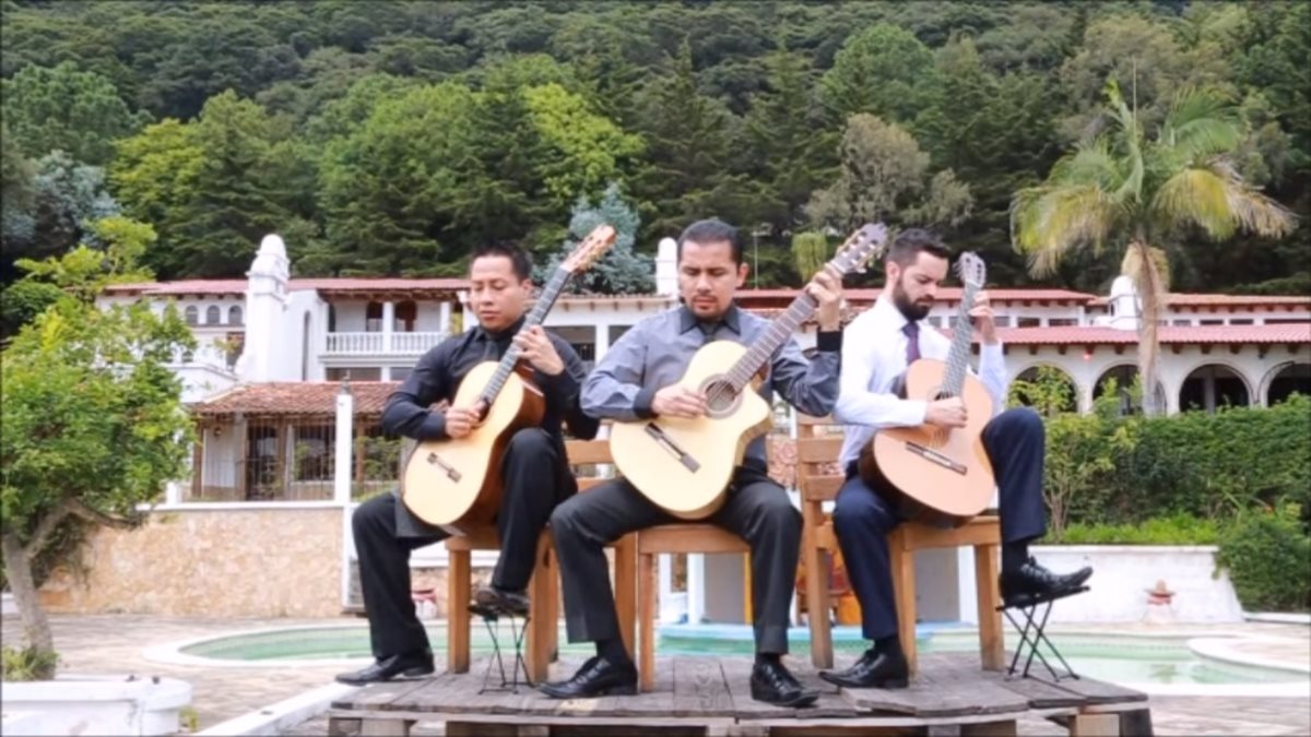 Los guitarristas Luis Juárez Quixtán, Dennis Tuquer y Guillermo Rodríguez interpretan un homenaje a Guatemala. (Foto Prensa Libre: Youtube)