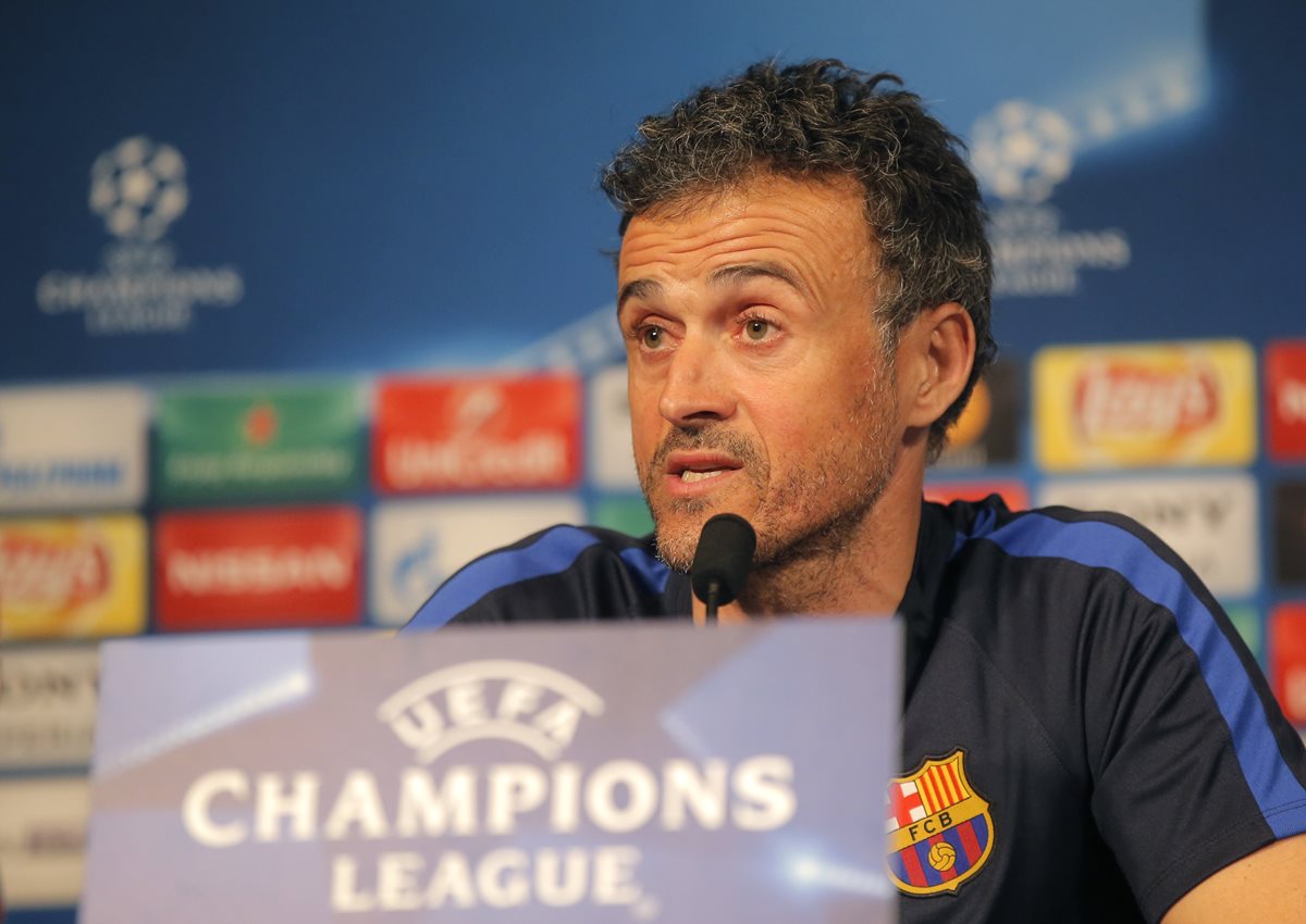 Luis Enrique, técnico del Barcelona ofrece declaraciones durante la conferencia previa al duelo contra el PSG. (Foto Prensa Libre: AP).