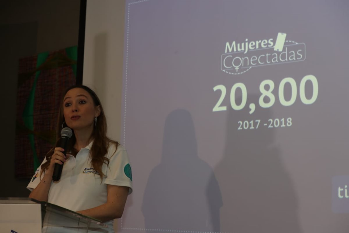Melanie Reimers, directora ejecutiva de Fundación Tigo, manifestó que con esta herramienta se busca empoderar a las guatemaltecas en el mundo de la tecnología móvil. (Foto Prensa Libre: Óscar Rivas)