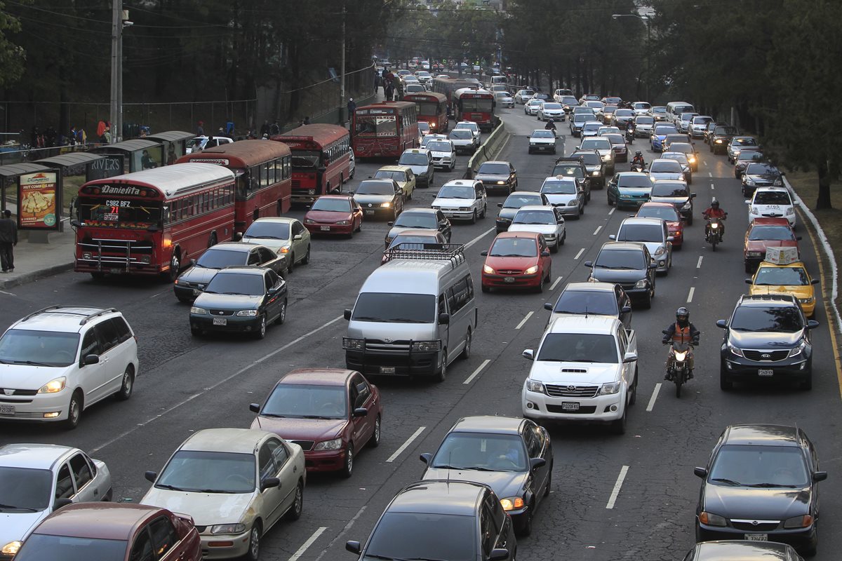 El tránsito vehícular se incrementará a partir de este viernes y el sábado será el día más crítico. (Foto Prensa Libre: Hemeroteca PL)