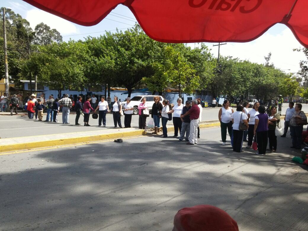 Personas de la tercera edad bloquean el tránsito en protesta por la falta de medicinas en el Camip Pamplona. (Foto Prensa Libre: @express_foto)