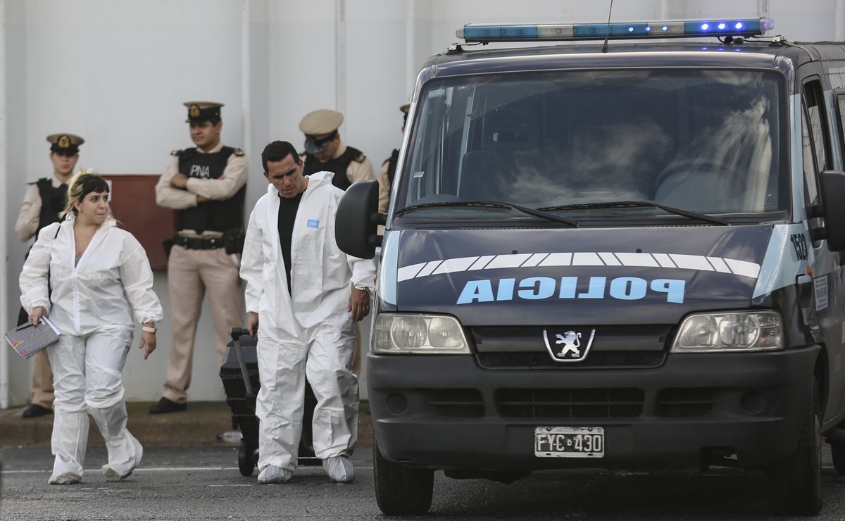 Forenses inspeccionan el lugar donde ocurrió la tragedia. (Foto Prensa Libre: EFE).