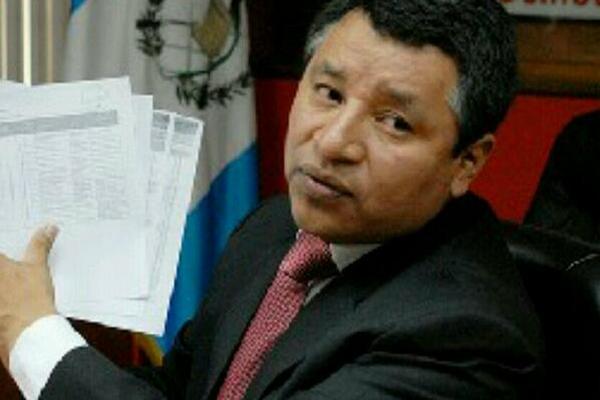 Edgar Ajcip renuncia a partido de oposición. (Foto Prensa Libre: Alex Rojas)