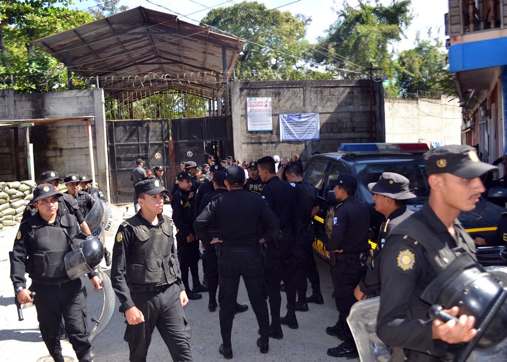 En la requisa efectuada en la cárcel de Puerto Barrios, participaron agentes de la PNC de Izabal, Zacapa, El Progreso, Jutiapa, Petén y Chiquimula(Foto Prensa Libre: Edwin Perdomo)