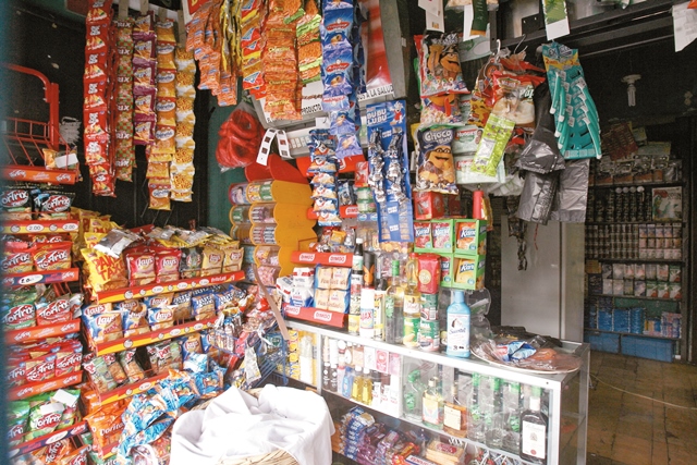 Al rededor de 10 mil tiendas de barrios deberán regularizarse ante la SAT para ser parte de los programas sociales. (Foto Prensa Libre: Hemeroteca PL)