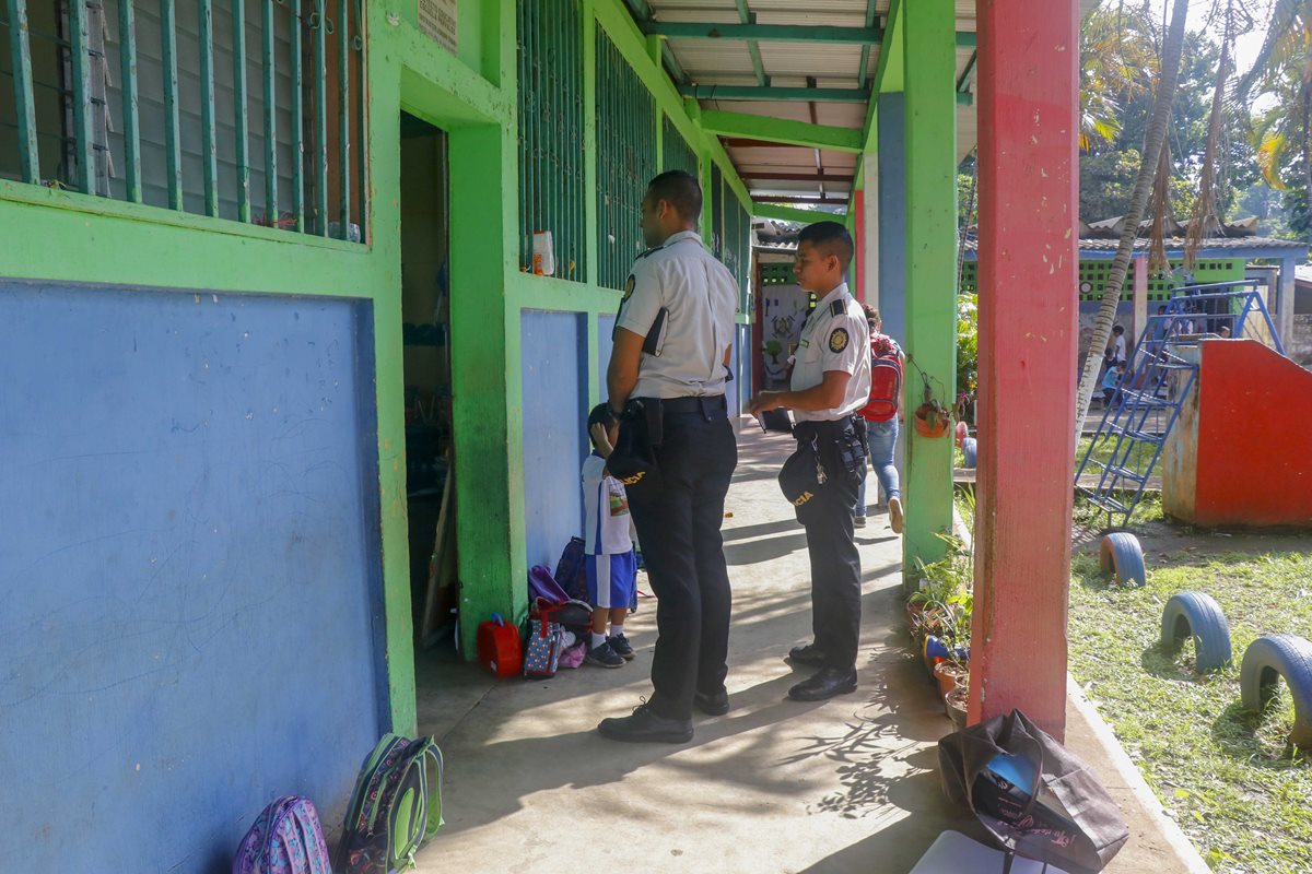 Policías inspeccionan la Escuela de Párvulos Soledad Ayau, zona 3 de Retalhuleu. (Foto Prensa Libre: Rolando Miranda)