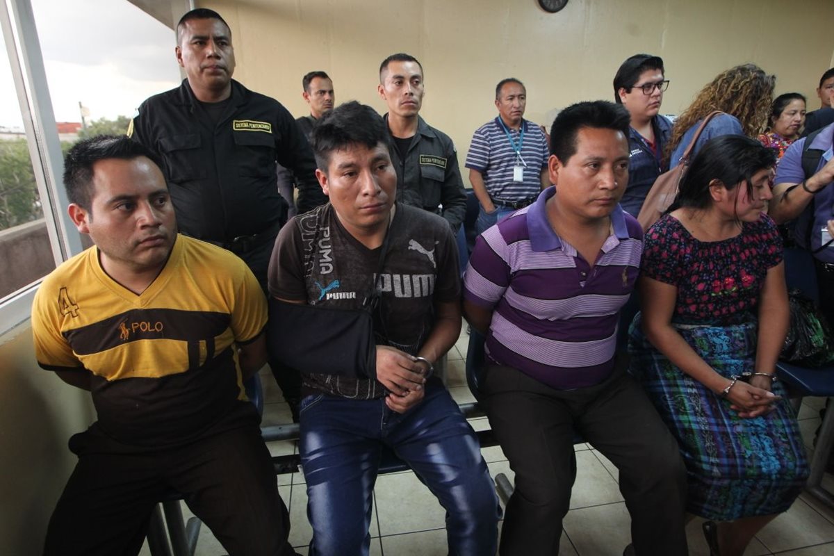 La audiencia de primera declaración contra cuatro sindicados de asesinato de dos menores de edad en San Juan Sacatepéquez, se inició este sábado por el Juez de turno de Mixco pero se declaró en reserva por 10 días. (Foto, Prensa Libre: Érick Ávila).