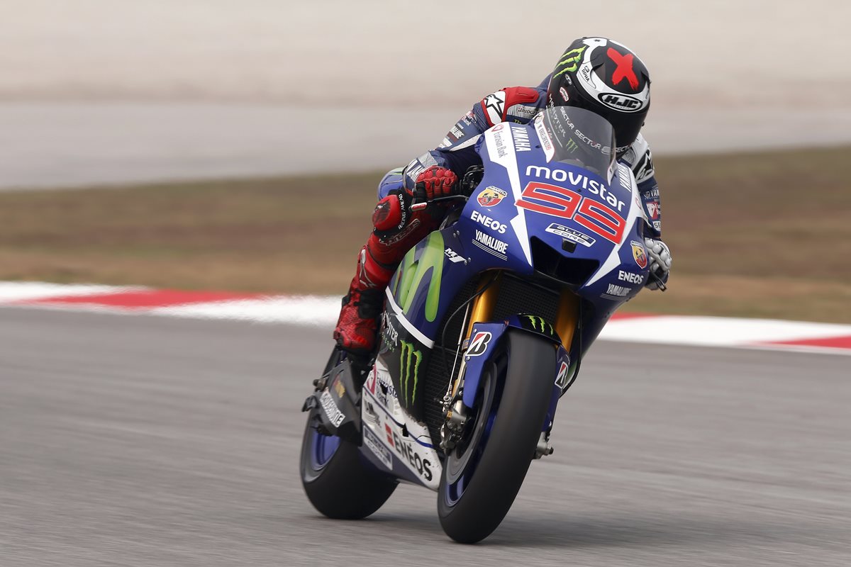 Jorge Lorenzo durante los ensayos de este viernes en Malasia. (Foto Prensa Libre: AP)