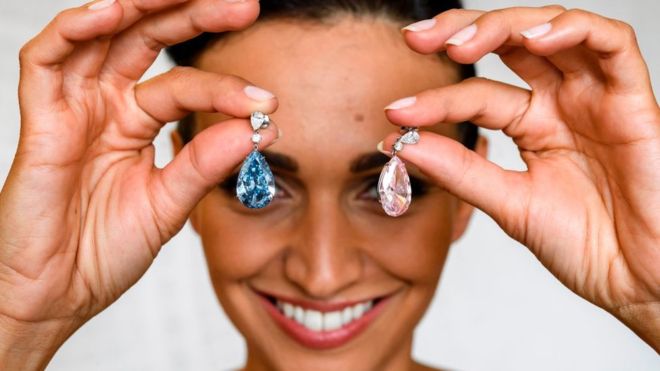 Los diamantes "Apollo blue" y "Artemis Pink" fueron ofrecidos en subasta en 2017 por decenas de millones de dólares cada uno. GETTY IMAGES