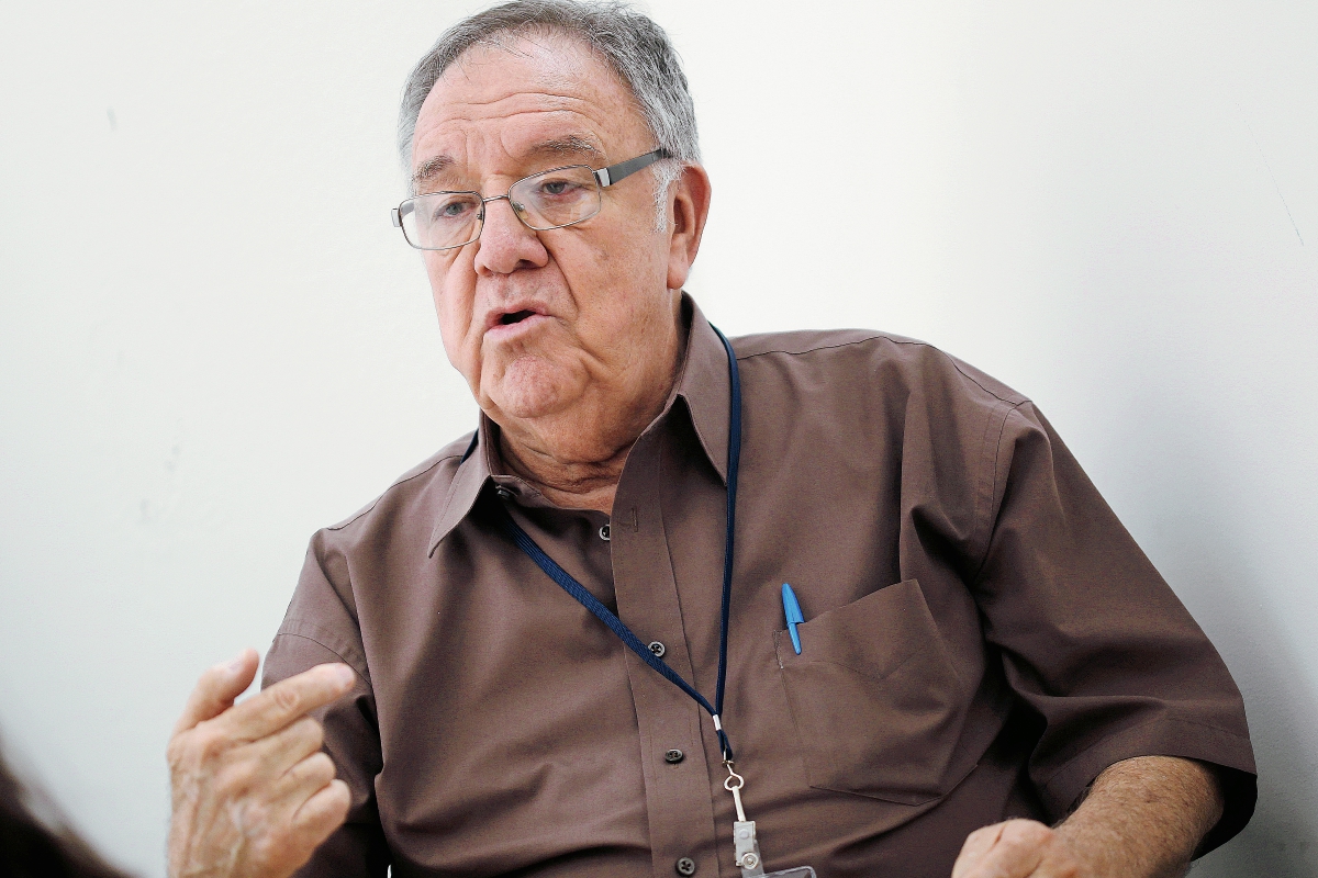 Fernando Leal Estevez, exinterventor de FEGUA visita la redacción de Prensa Libre. (Foto Prensa Libre: Esbin Garcia)