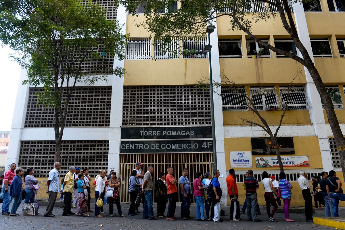 La crisis en Venezuela se extiende más allá de los precios del petróleo; la escasez golpea al país. (Foto Prensa Libre: AFP)