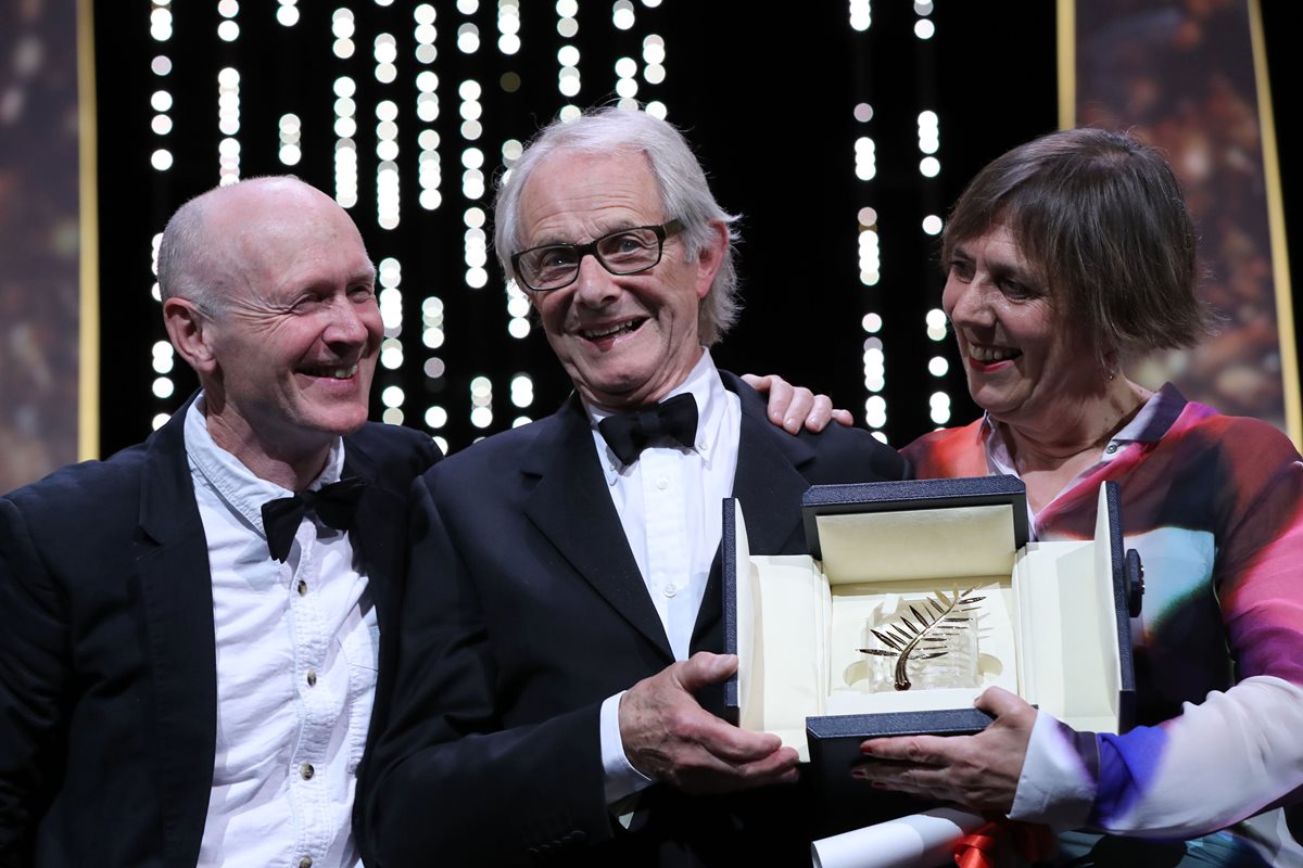 Ken Loach (centro) recibe el máximo galardón en la 69 edición del Festival Cannes, por su película "Yo, Daniel Blake". (Fotos Prensa Libre, EFE y AFP)