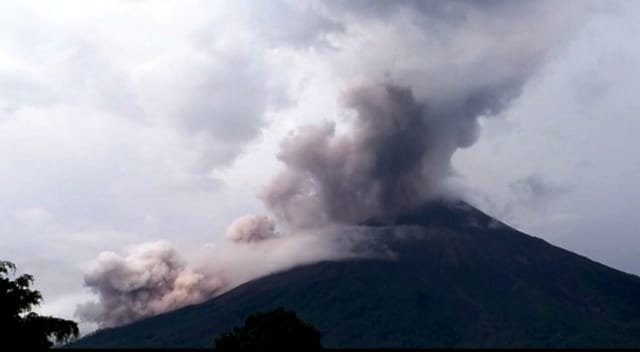 Volcán de fuego se mantiene en erupción efusiva (Foto Prensa Libre: Conred)