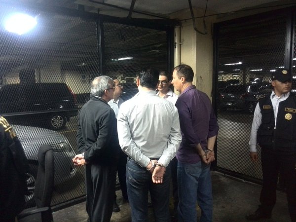 Los cinco capturados esperan en el sótano de la Torre de Tribunales la presentación al Juez de Turno. (Foto Prensa Libre: Jerson Ramos)