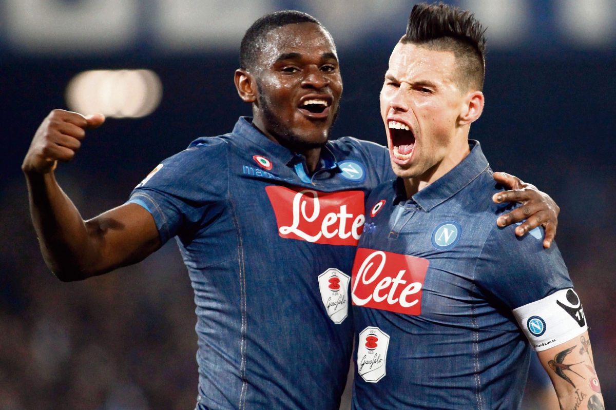 Zapata celebra junto a su compañero Hamsik; el colombiano marcó y dio una asistencia.  (Foto Prensa Libre:AFP)