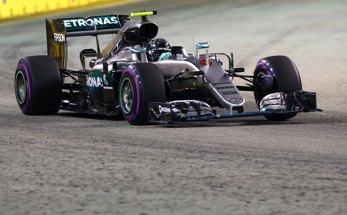 Nico Rosberg durante la clasificación de este sábado en Singapur. (Foto Prensa Libre: AP)