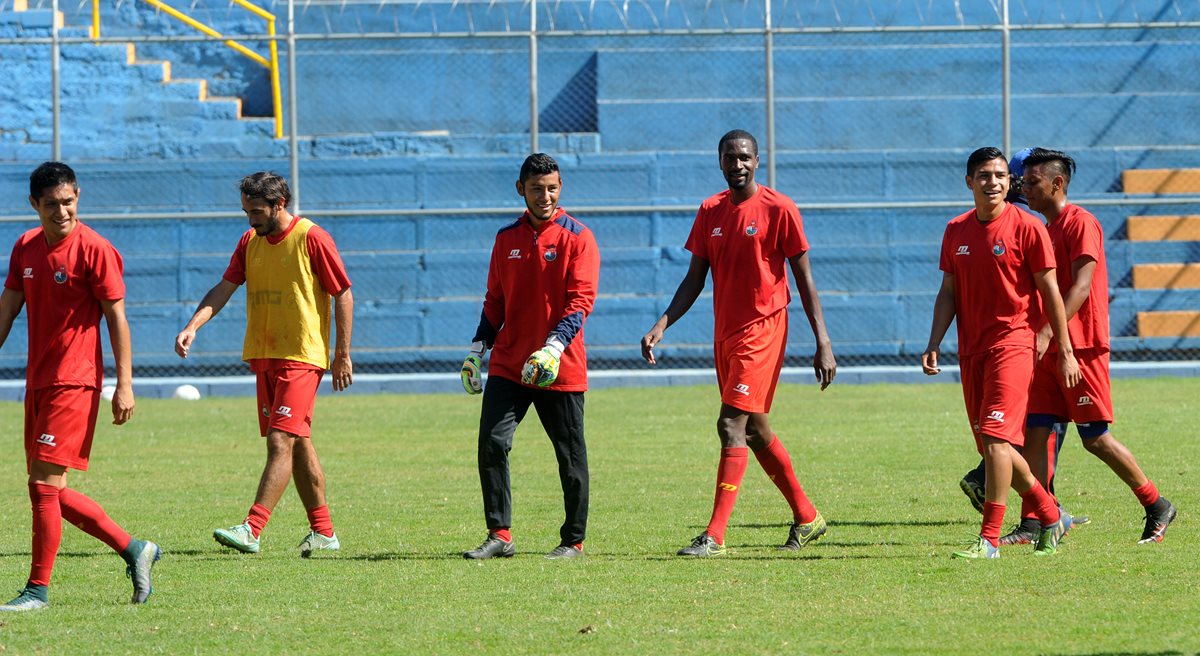 Denniss López al concluir la práctica en el estadio Manuel Felipe Carrera (Foto Prensa Libre: Edwin Fajardo)