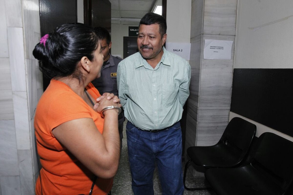 Albertina Recancoj y Marciano Rivera, luego de la condena. (Foto Prensa Libre: Paulo Raquec)