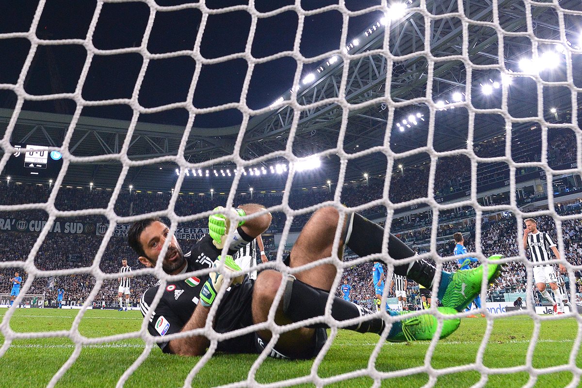 Gianluigi Buffon no pudo detener el  gol de los napolitanos. (Foto Prensa Libre: AFP)