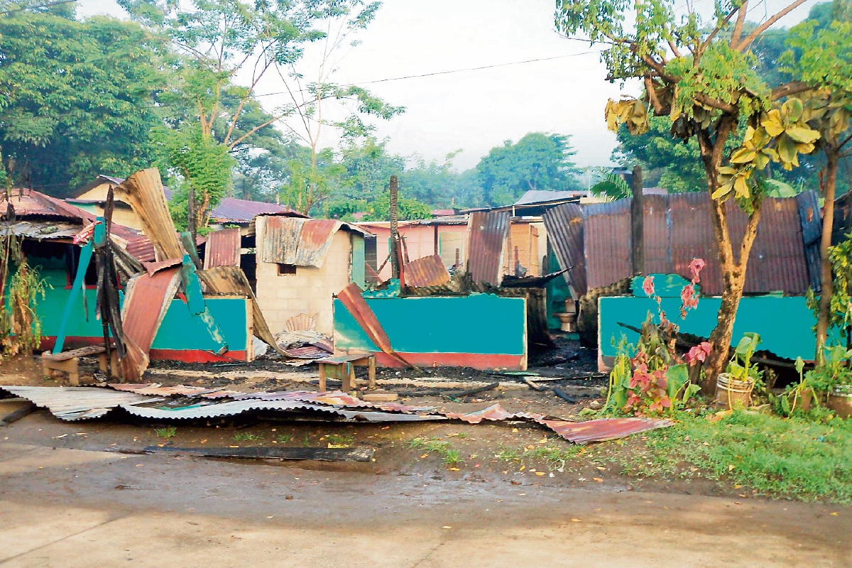 La vivienda de Magaly Salazar, en el barrio La Carroza, El Estor, Izabal, quedó destruida luego de que fue quemada por cinco sujetos. (Foto Prensa Libre: Edwin Perdomo)