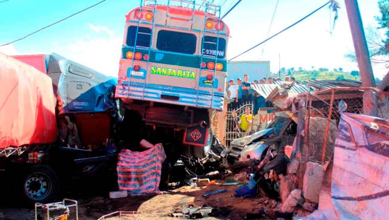 En la mayoría de percances ocurridos en Cuatro Caminos se han visto involucradas unidades del transporte pesado. (Foto Prensa Libre: María José Longo)
