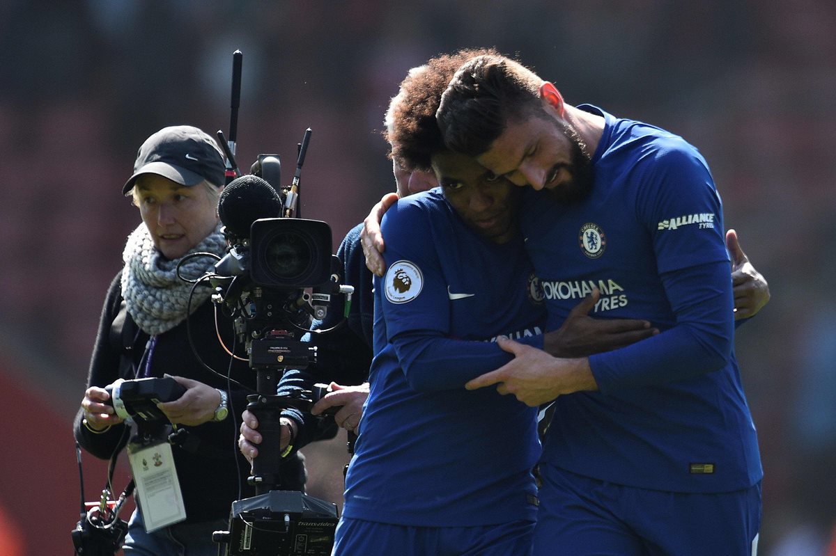 Giroud y Willian se funden en un abrazo luego del gol del artillero francés. (Foto Prensa Libre: AFP)