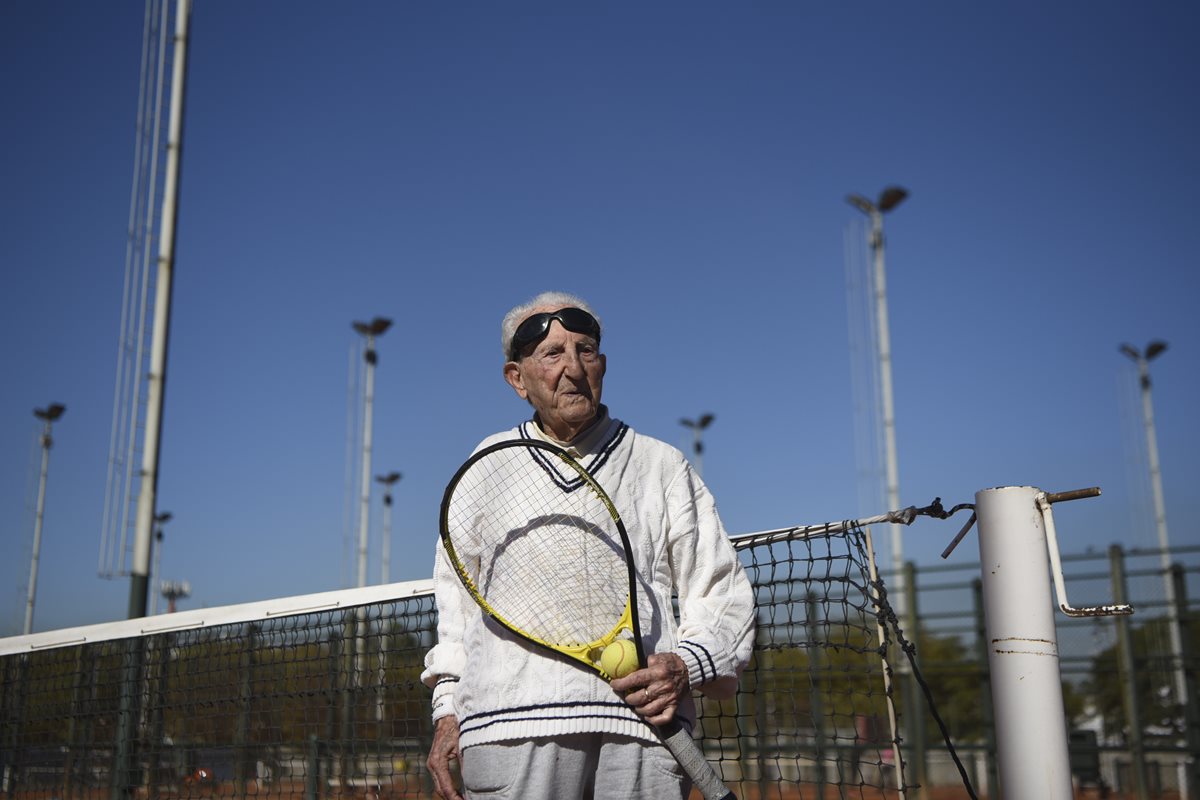 Artyn Elmayan es un tenista de 100 años que ha encontrado en el deporte un gran aliado para mantenerse activo. (Foto Prensa Libre: AFP)