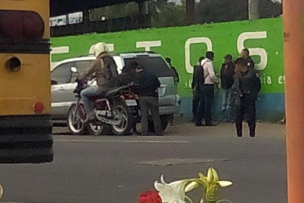 Las autoridades se alistan para efectuar un registro en el automotor. (Foto Prensa Libre:)