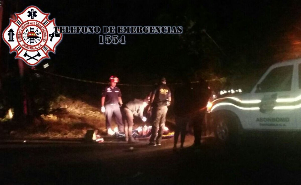 Autoridades rescataron el cadáver de un hombre dentro de un vehículo que cayó al barranco. (Foto Prensa Libre: CBMD)