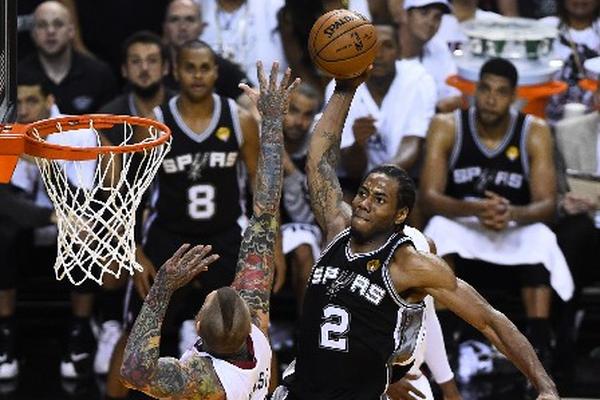 Los Spurs vencen 107-86 a los Heat y dominan la serie 3-1. (Foto Prensa Libre: EFE)