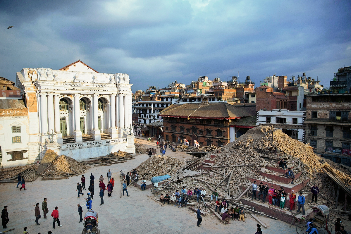 Una vista general de una de las plazas que fue dañada fue dañada en el terremoto del sábado en Katmandú, Nepal. (Foto Prensa Libre: AP).