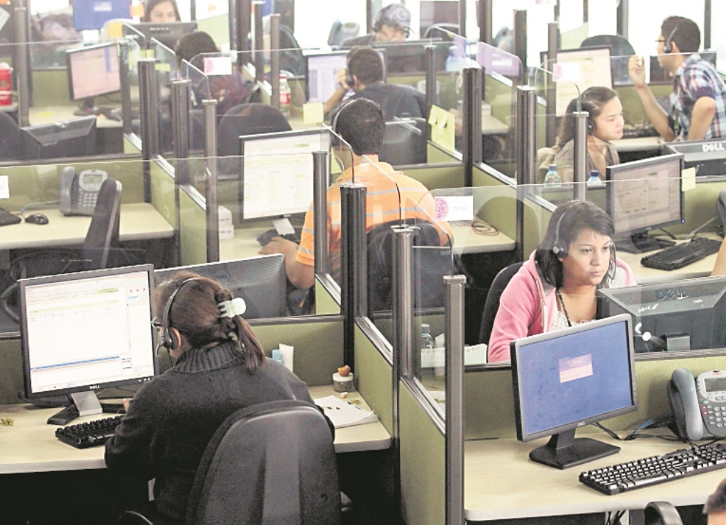 Los centros de llamadas buscan constantemente personal bilingüe. (Foto Prensa Libre: Hemeroteca PL)