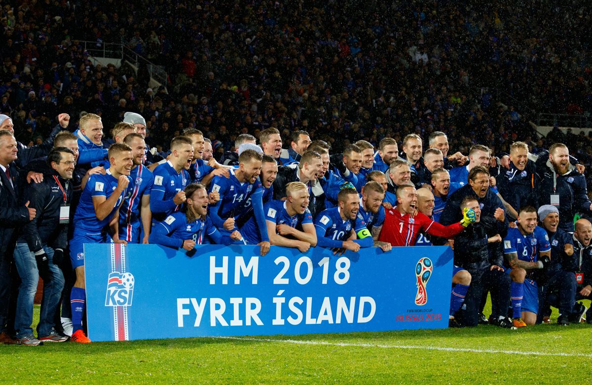 Los jugadores de Islandia lograron una histórica primera clasificación al Mundial. (Foto Prensa Libre: EFE)