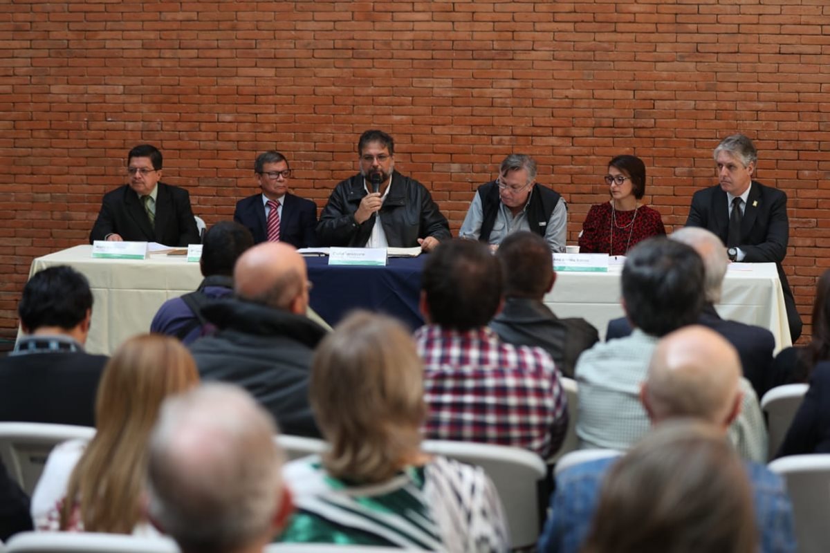 Representantes del sector cafetalero, industrial y propietarios de la finca, en conferencia de prensa. (Foto Prensa Libre: Óscar Rivas)