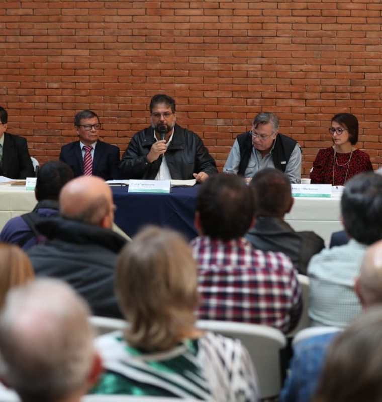 Representantes del sector cafetalero, industrial y propietarios de la finca, en conferencia de prensa. (Foto Prensa Libre: Óscar Rivas)