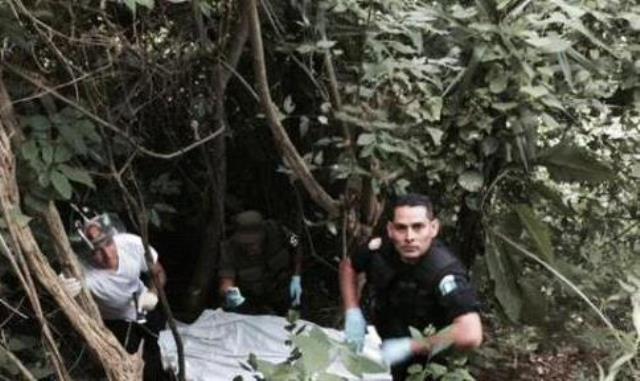 El cuerpo decapitado fue localizado por vecinos del área. (Foto Prensa Libre: CVB)