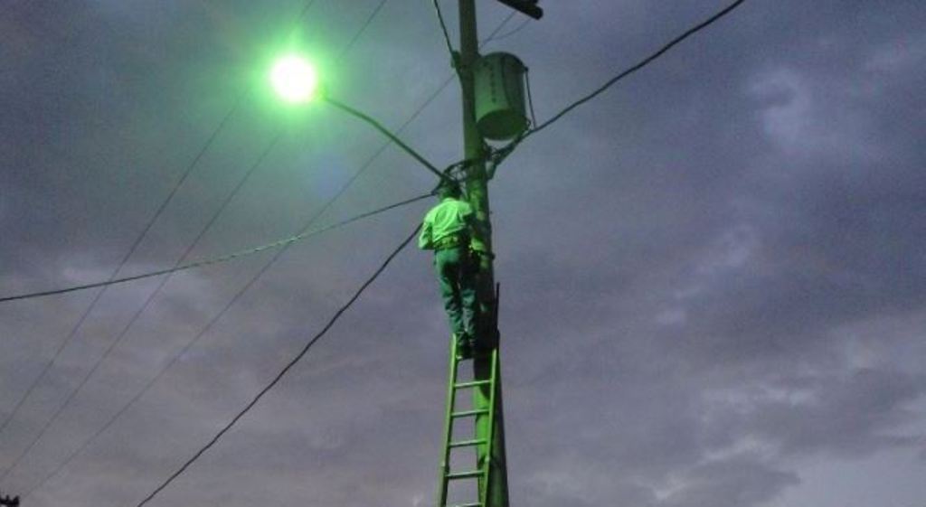 Vecinos supuestamente de la zona Pacayá, Coatepeque, manipularon la red eléctrica para reconectar el servicio de luz en esa zona, denuncia Energuate. (Foto Prensa Libre: Hemeroteca PL) 