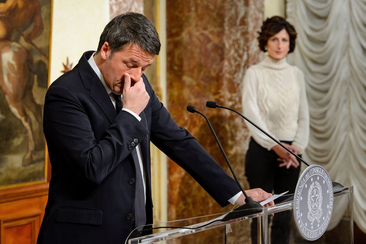 Mateo Renzi, al borde de las lágrimas, anuncia su dimisión del gobierno en una conferencia de prensa en la sede del gobierno italiano. (Foto Prensa Libre: EFE).
